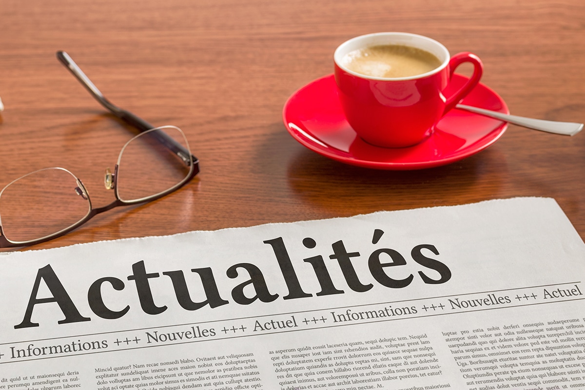 A newspaper on a wooden desk - News in french - Actualités